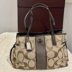 Like New Coach Signature Carryall F21949